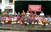 Giúp đỡ học sinh vùng lũ tỉnh Phú Thọ đến trường
