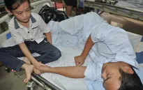 Mẹ bỏ đi, bé 7 tuổi lên viện chăm bố thập tử nhất sinh