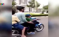 Clip: Bố cho con 3 tuổi điều khiển xe máy với tốc độ cao