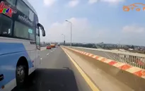 Clip: Xe khách đột ngột chuyển làn, chèn ép xe khác trên cầu Thăng Long