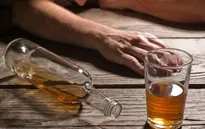 Cảnh sát bắt giữ 7 nghi phạm vụ ngộ độc rượu tập thể tại Malaysia