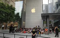 Người Việt xếp hàng dài chờ mua iPhone Xs