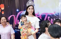 Hoa hậu Trần Tiểu Vy đi từ thiện lần đầu tiên sau đăng quang