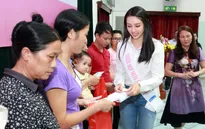 Người đẹp nhân ái HHVN 2018 Thùy Tiên mang Trung thu ấm áp đến BV Nhi TƯ