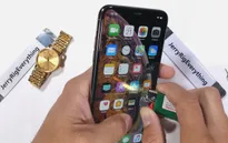 Sẽ thế nào khi "tra tấn" iPhone Xs Max bằng bật lửa và dao rọc giấy?