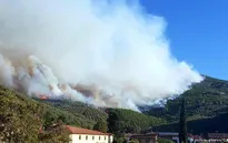 Italy sơ tán hàng trăm người do cháy rừng