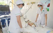 Rớt nước mắt cảnh cháu bé 20 tháng tuổi bị bỏng nặng