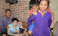 Mẹ già khóc lặng trước cảnh con tật nguyền, cháu bị hội chứng thận hư