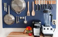 Bí kíp sắp xếp căn bếp gọn gàng mà không cần cabinet chứa đồ