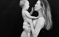 Thiên thần Victoria's Secret khoe ảnh bụng bầu siêu đáng yêu trong năm mới