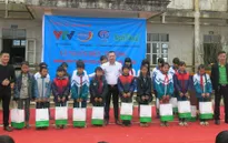 Trao tặng gần 300 phần quà cho học sinh dân tộc Dao