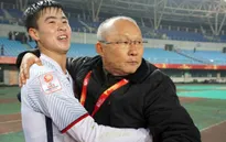 VIDEO: Xúc động, HLV Park Hang Seo ôm từng cầu thủ U23 Việt Nam chia vui