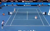 VIDEO: Federer và Sock khiến bạn đánh cặp ngao ngán rời sân