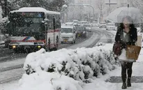 Tuyết rơi dày đặc ảnh hưởng tới người dân Tokyo, Nhật Bản