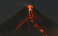 Philippines mở rộng lệnh sơ tán do lo ngại núi lửa Mayon phun trào