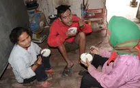 Mẹ gần 90 tuổi lụi cụi chăm 2 con tâm thần trong cảnh đói rét