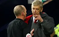 Liên tục chọc ngoáy trọng tài, HLV Wenger sẵn sàng đối đầu với FA