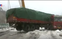 Tuyết trơn trượt, xe tải gập thành góc vuông ở Hồ Bắc, Trung Quốc