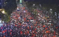 Hà Nội sau kì tích của U23 Việt Nam: "Ta đang đi giữa chốn rừng cờ... "