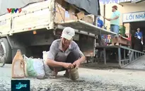 Lão nông nhiều năm liền bỏ tiền túi vá đường cho dân