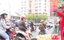 Câu chuyện xúc động phía sau người đàn ông mặc áo dài đỏ nhảy trên phố
