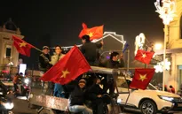 Đường phố Hà Nội rợp cờ ăn mừng đội tuyển Việt Nam vào tứ kết Asian Cup 2019