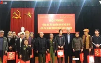 Hội liên lạc Việt kiều Hải Phòng tặng quà Tết cho các gia đình khó khăn