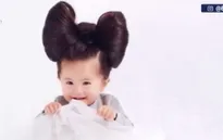 Cô bé tóc dày trở thành người mẫu tóc nhỏ tuổi nhất thế giới