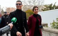 Thoát án tù, C.Ronaldo "tươi như hoa" nắm tay bạn gái rời tòa