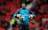 HLV Unai Emery "đau đầu" về Petr Cech