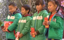 Quỹ Tấm lòng Việt trao tặng 447 suất quà cho học sinh nghèo vùng cao