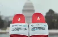 Kiếm hàng triệu USD nhờ bán dép in dòng tweet của Tổng thống Trump