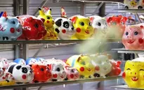 Làng gốm Bát Tràng ra lò nhiều kiểu dáng lợn đất mới lạ