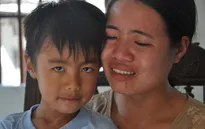 Đớn đau người mẹ trẻ ôm con bệnh tim quỳ lạy trước di ảnh của chồng