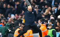 HLV Pep Guardiola lại "gây bão" với màn lột đồ, đấu võ mồm với trọng tài