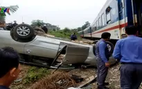 Tàu hỏa đâm xe ô tô 7 chỗ, 3 người nhập viện cấp cứu