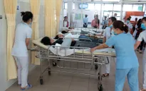 Nỗ lực cứu chữa các nạn nhân vụ xe khách rơi xuống vực ở đèo Hải Vân