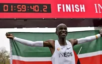 VĐV Eliud Kipchoge trở thành người đầu tiên chinh phục đường đua marathon dưới 2 giờ