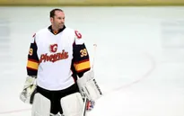 VIDEO: Petr Cech tỏa sáng trong trận đấu hockey trên băng chuyên nghiệp đầu tiên