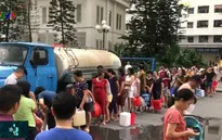 Nước có mùi lạ, người dân Hà Nội "rồng rắn" đi xin nước sinh hoạt