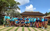 ĐT Việt Nam thích thú mặc váy đi thăm đền tại Bali