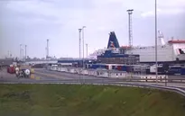 Lái xe ở cảng Zeebrugge khai container chứa bánh bích quy