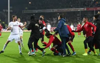 Hy hữu: Đốn ngã HLV đối thủ, cầu thủ Bundesliga nhận thẻ đỏ trực tiếp!