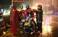 Trắng đêm giúp đỡ người gặp nạn cùng biệt đội SOS Đà Nẵng