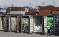 Anh tiếp nhận lại 42 container rác thải nhựa từ Malaysia