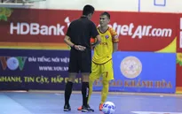 Tuyển thủ futsal Việt Nam bị cảnh cáo vì hành vi ngồi trên bóng buộc giày