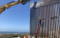Tường biên giới Mỹ - Mexico bị bọn buôn người cưa thủng