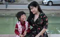 Mặc lời ra tiếng vào, cô giáo trẻ nhận nuôi bé gái bị nhiều người xa lánh