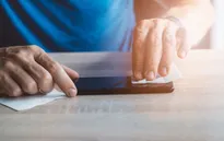 Smartphone siêu bẩn nhưng chả mấy ai nghĩ đến việc làm sạch nó