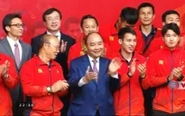 Thủ tướng Nguyễn Xuân Phúc chúc mừng 2 đội tuyển bóng đá Việt Nam
